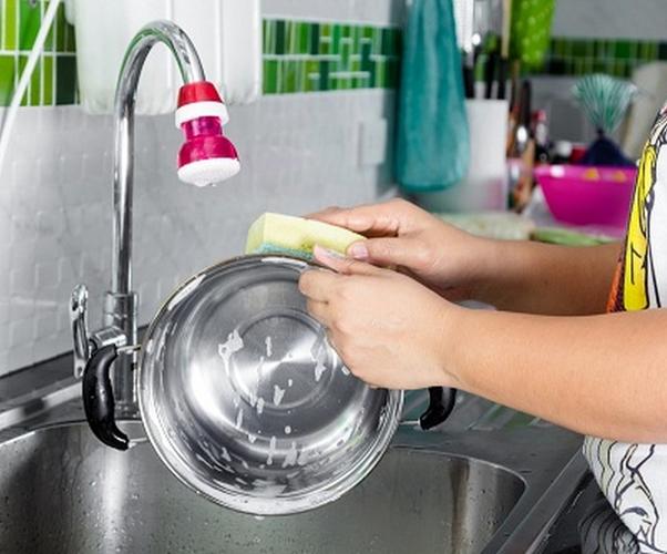 Как отмыть застарелый жир с посуды с помощью химических средств