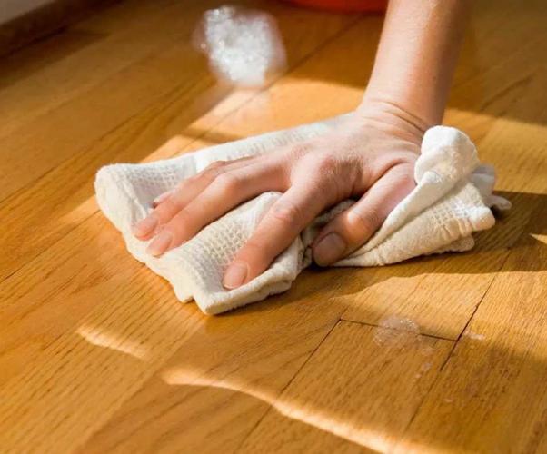 Как отмыть пол на кухне дочиста с помощью химических средств